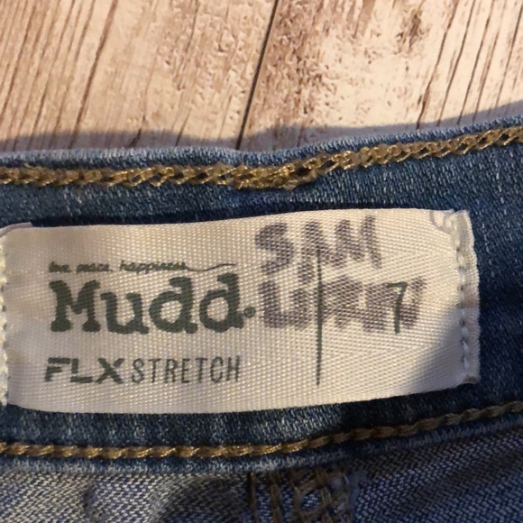 Mudd, stretch denim jean shorts w/destruction & cuffed btm - junior size 7 - Picture 3 of 11